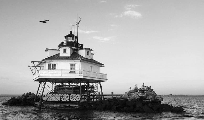 lighthouse-b-w